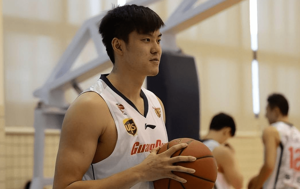 中超赛程吃紧，广东宏远加时末段内部沟通，话题不断，医务组通报恢复的简单介绍